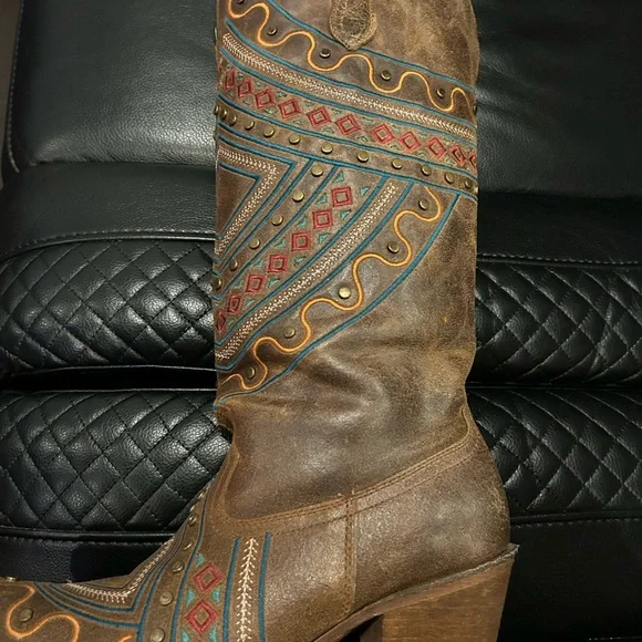 Boots - Picture 3 of 11